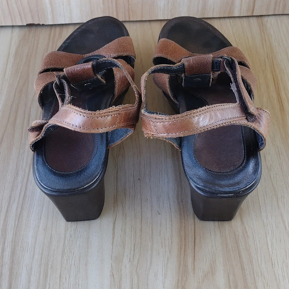 Naot Leather Platform Wedge Sandals Sz 7 EU 38 Cognac Brown Ankle T Strap Shoes - Picture 3 of 5